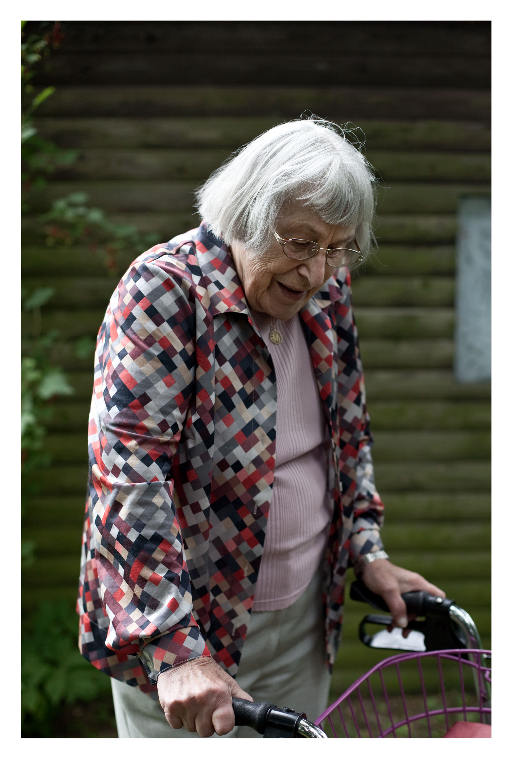 Frau mit Rollator