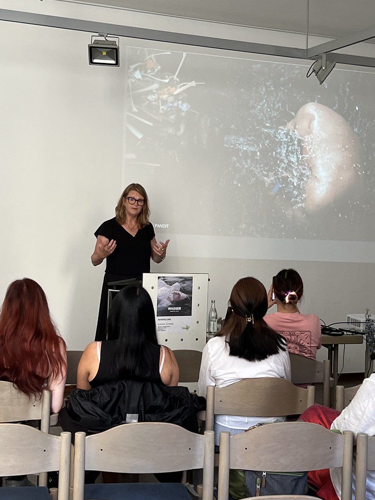 Kuratorin Dr. Rieke C. Harmsen spricht bei der Eröffnung der Ausstellung "Wasser - Quelle des Lebens"