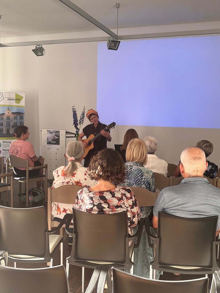 Musikerin Eva Welz bei der Eröffnung der Ausstellung "Wasser - Quelle des Lebens"