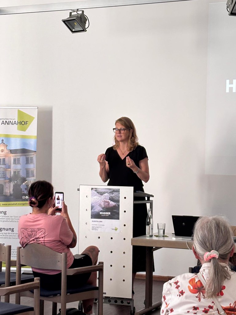 Kuratorin Dr. Rieke C. Harmsen spricht bei der Eröffnung der Ausstellung "Wasser - Quelle des Lebens"