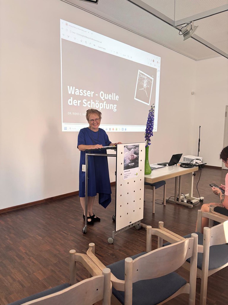 Pfarrerin Bettina Böhmer-Lamey bei der Eröffnung der Ausstellung "Wasser - Quelle des Lebens"