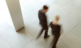 Zwei Menschen in einer Ausstellung